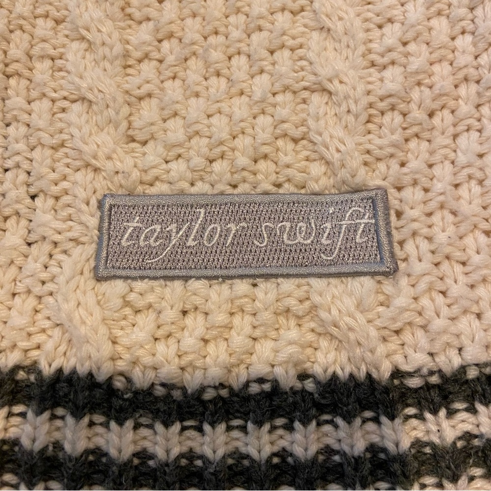 Taylor Swift CARDIGAN Cream Cable HEAVY Knit with Star Accents Oversized Fit - Picture 8 of 16